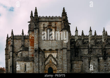 Guarda, Portugal's cité médiévale Cathédrale gothique avec des influences de style manuélin. Les travaux ont commencé en 1390, se poursuivant jusqu'à la mi-16ème siècle Banque D'Images