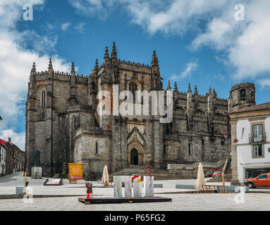 Guarda, Portugal's cité médiévale Cathédrale gothique avec des influences de style manuélin. Les travaux ont commencé en 1390, se poursuivant jusqu'à la mi-16ème siècle Banque D'Images