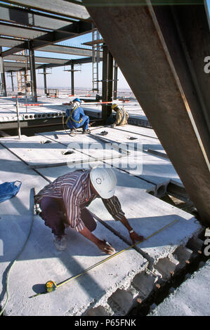 Dubaï Gateway building - un inspecteur de dalle de béton les plans de travail, Dubai, UAE District des finances. Banque D'Images