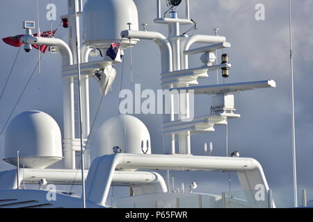 Plusieurs antennes de diverses sortes tous peint en blanc sur le dessus d'un grand yacht à moteur. Banque D'Images