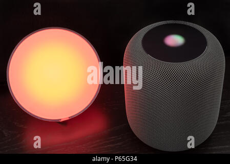 Ostfildern, Allemagne - 26 juin 2018 : à l'aide d'un identifiant Apple pour contrôler un orateur HomePod Hue Philips smart light - concept pour la technologie Smart Home Banque D'Images