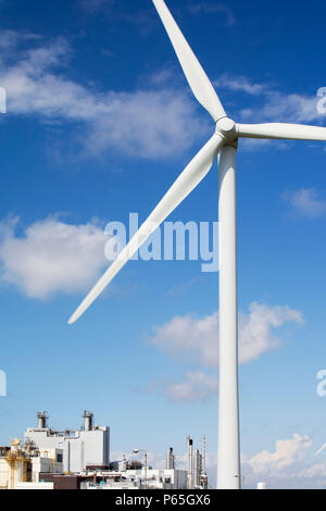 Une éolienne de 2 MW, la production d'électricité renouvelable dans les motifs de l'Eastman factory à la périphérie de Workington, Cumbria, Royaume-Uni. Il y a 2 d Banque D'Images
