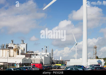 Une éolienne de 2 MW, la production d'électricité renouvelable dans les motifs de l'Eastman factory à la périphérie de Workington, Cumbria, Royaume-Uni. Il y a 2 d Banque D'Images