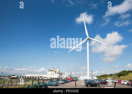 Une éolienne de 2 MW, la production d'électricité renouvelable dans les motifs de l'Eastman factory à la périphérie de Workington, Cumbria, Royaume-Uni. Il y a 2 d Banque D'Images