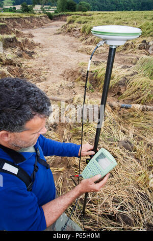 Un GPS différentiel utilisé en temps réel de l'enquête, l'enquête de cinématique de l'étendue de l'inondation, canyon de Durham au Royaume-Uni. Banque D'Images