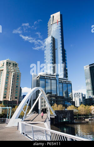 Une passerelle sur la rivière Yarra, dans le centre-ville de Melbourne avec l'Eureka Tower, de l'Australie. Banque D'Images