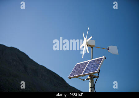 Un panneau électrique solaire et éolienne utilisée pour alimenter un panneau routier au néon sur la puce, Lakle District, UK. Banque D'Images