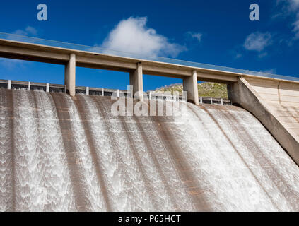 Gathega alimentant le barrage de l'eau pour pouvoir Guthega power station dans le cadre de l'hydro Snowy Mountains scheme, New South Wales, Australie. Banque D'Images