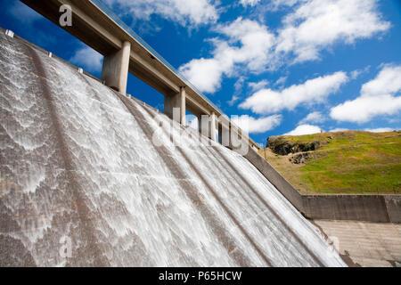 Gathega alimentant le barrage de l'eau pour pouvoir Guthega power station dans le cadre de l'hydro Snowy Mountains scheme, New South Wales, Australie. Banque D'Images