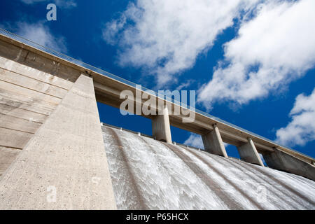 Gathega alimentant le barrage de l'eau pour pouvoir Guthega power station dans le cadre de l'hydro Snowy Mountains scheme, New South Wales, Australie. Banque D'Images