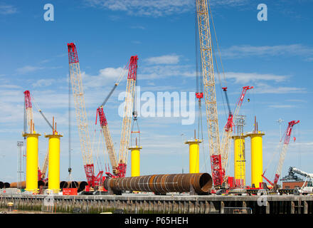 La fabrication des fondations d'éoliennes off-shore, à Dong Energy's site dans Barrow in Furness, Cumbria, Royaume-Uni. Les éoliennes sont pour le Walney wi Banque D'Images