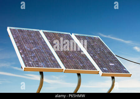 Des panneaux solaires sont utilisés pour produire de l'électricité pour alimenter l'équipement scientifique dans le cadre d'un projet de recherche par des scientifiques de l'Université de Sydney. Snow Banque D'Images