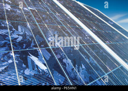 Des panneaux solaires sont utilisés pour produire de l'électricité pour alimenter l'équipement scientifique dans le cadre d'un projet de recherche par des scientifiques de l'Université de Sydney. Snow Banque D'Images
