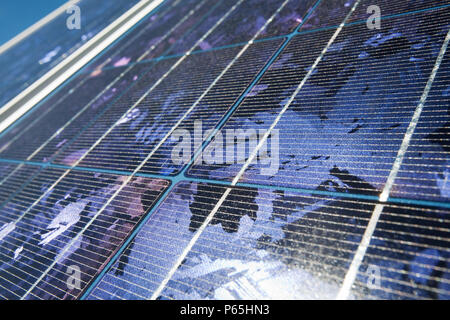 Des panneaux solaires sont utilisés pour produire de l'électricité pour alimenter l'équipement scientifique dans le cadre d'un projet de recherche par des scientifiques de l'Université de Sydney. Snow Banque D'Images