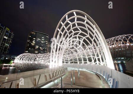 Les Webb Bridge, une passerelle moderne à travers le fleuve Yarra, Melbourne, Australie. Banque D'Images