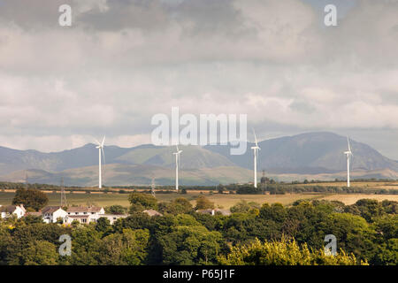 Éoliennes sur la périphérie de Workington, Cumbria, Royaume-Uni, avec le district du lac collines au-delà. Banque D'Images