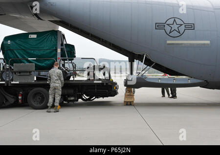 Un aviateur du 86e Escadron de maintenance des aéronefs se distingue par d'aider à charger sur un cargo C-130J Super Hercules au cours de Wing Thunder, le 22 avril 2016, à la base aérienne de Ramstein, en Allemagne. Team Ramstein a effectué l'inspection, aile Thunder, d'exercer la 86e Escadre de transport aérien et les capacités opérationnelles de l'état de préparation du 17 au 27 avril. (U.S. Air Force photo/Le s.. Leslie Keopka) Banque D'Images