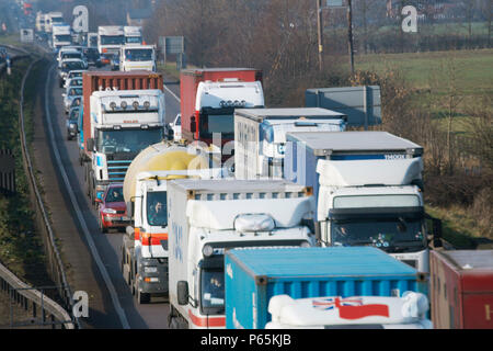 Les camions en circulation sur deux voies, England, UK Banque D'Images