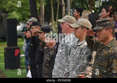 COATEPEQUE, Guatemala - La Garde nationale de l'Arkansas le capitaine George Collins, (à gauche), commandant de l'appui de l'avant, et la CPS. Alberto Hernandez, 142e brigade des incendies spécialiste de l'approvisionnement de l'artillerie, au garde à vous pendant la lecture de la chanson nationale du Guatemala Le Guatemala lors d'une cérémonie de commémoration de la fête du travail le 5 mai 2016 lors de l'exercice AU-DELÀ DE L'HORIZON 2016 AU GUATEMALA. La cérémonie les danses autochtones, de musique live et de marche militaire de démonstrations militaires guatémaltèques. (U.S. Photo de l'Armée de l'air par la Haute Airman Dillon Davis/libérés) Banque D'Images