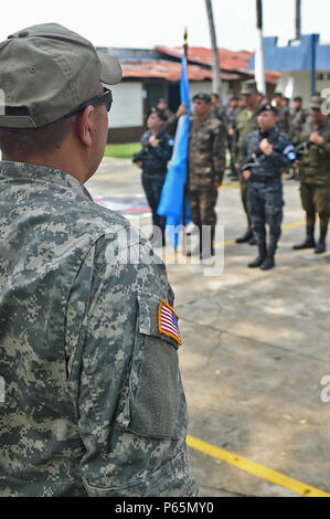 COATEPEQUE, Guatemala - 1er de la Garde nationale de l'Arkansas le Lieutenant Jesse Gilliam, 1037th entreprise ingénieur chef de section, se situe à l'attention pour la lecture de la chanson nationale du Guatemala Le Guatemala lors d'une cérémonie de commémoration de la fête du travail le 5 mai 2016 lors de l'exercice AU-DELÀ DE L'HORIZON 2016 AU GUATEMALA. L'armée guatémaltèque a aidé l'Armée américaine au sud groupe de travail pour accomplir des missions humanitaires médicales et d'ingénierie dans le cadre de l'exercice. (U.S. Photo de l'Armée de l'air par la Haute Airman Dillon Davis/libérés) Banque D'Images