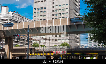 La voie ferrée dans le centre-ville de Tokyo - TOKYO / Japon - le 19 juin, 2018 Banque D'Images