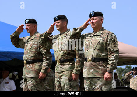 FORT SHAFTER, New York et les États-Unis Général commandant du Pacifique de l'armée, le général Robert B. Brown (à droite), le Major-général B. Todd McCaffrey (centre) General-South, commandant adjoint, le Major-général Christopher Hughes (à gauche), Chef du Personnel, rendre salue pendant le salut batter présentation à la "Flying V" cérémonie à Palm historique cercle, 6 mai. Hughes va devenir le prochain commandant de l'armée américaine Commande des Cadets et Fort Knox. McCaffrey deviendra commandant général de Première Division d'armée est, Fort Knox. (U.S. Photo de l'armée, le sergent-chef. Kyle J. Richardson, PAO USARPAC) Banque D'Images