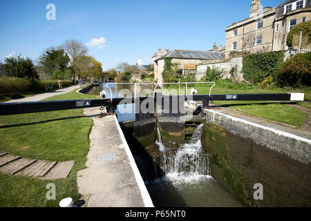 Baignoire top serrure sur le Kennet and Avon Canal Baignoire England UK Banque D'Images