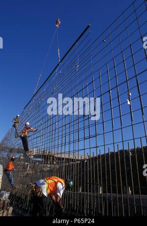 Grille d'armature bâtiment monteurs pour mur en béton sur l'autoroute Banque D'Images