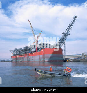 Shell's BONGA, 300 000 tonnes, l'unité flottante de production, de stockage et de déchargement laissant la Tyne sur la route pour l'Afrique de l'Ouest à la suite de vastes engineer Banque D'Images