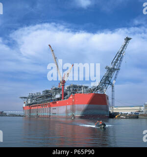 Shell's BONGA, 300 000 tonnes, l'unité flottante de production, de stockage et de déchargement laissant la Tyne sur la route pour l'Afrique de l'Ouest à la suite de vastes engineer Banque D'Images