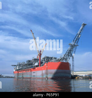 Shell's BONGA, 300 000 tonnes, l'unité flottante de production, de stockage et de déchargement laissant la Tyne sur la route pour l'Afrique de l'Ouest à la suite de vastes engineer Banque D'Images