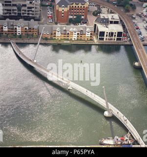 Quai sud passerelle reliant South Quay et Heron Quay, West India Dock, Canary Wharf, les Docklands, London, UK, elevated view Banque D'Images