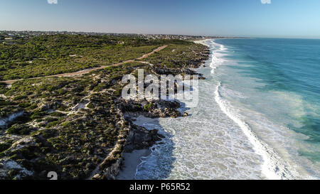 Vue aérienne Ocean Reef Australie occidentale Perth côte mer vagues roulant sur shore Banque D'Images