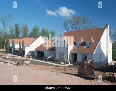Nouvelle construction de maisons traditionnelles, vue de la rangée de maisons individuelles en communauté fermée, le Pays de Galles. Banque D'Images