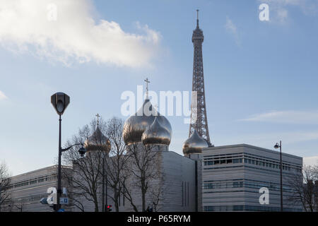 La Cathédrale Holy Trinity et l'Eglise orthodoxe russe centre spirituel et culturel à Paris, avec la Tour Eiffel en arrière-plan Banque D'Images