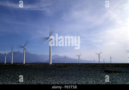 Roues d'énergie éolienne dans la région du Xinjiang, Chine, 1997. Banque D'Images