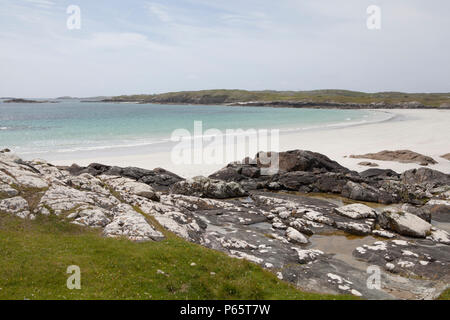 Plage de sable blanc immaculé désert près de Ballyconneely dans le Connemara, comté de Galway, Irlande Banque D'Images