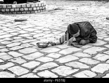 La Tunisie, Sousse. Mendiant sur la place de la vieille ville (médina) à l'enceinte de la Grande Mosquée. Banque D'Images