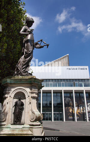 Ville de Canterbury, Angleterre. L'Edward Onslow Ford Marlowe sculpté nommé 'memorial La Muse de la poésie, avec le Théâtre Marlowe dans l'arrière-plan. Banque D'Images