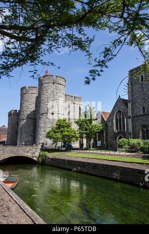 Ville de Canterbury, Angleterre. Vue pittoresque de la Cité Médiévale avec tours Westgate le grand Stour au premier plan. Banque D'Images