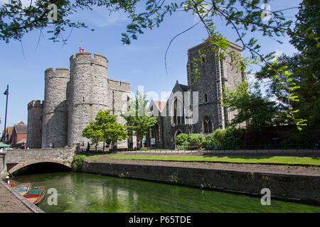 Ville de Canterbury, Angleterre. Vue pittoresque de la Cité Médiévale avec tours Westgate le grand Stour au premier plan. Banque D'Images