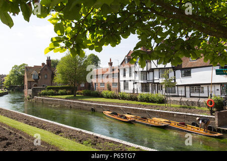 Ville de Canterbury, Angleterre. Les propriétés riveraines à la Canterbury's Westgate Park, avec plates amarré sur la rivière Great Stour. Banque D'Images
