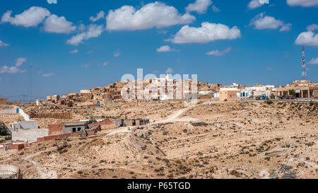 Matmata est une petite ville de langue berbère dans le sud de la Tunisie, le seuil du désert du Sahara. Banque D'Images