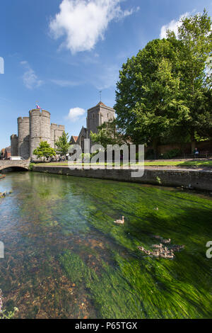 Ville de Canterbury, Angleterre. Vue pittoresque de la Cité Médiévale avec tours Westgate le grand Stour au premier plan. Banque D'Images