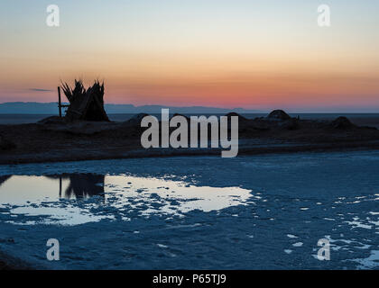 La Tunisie. Le lever du soleil sur le lac salé d'El Jerid. Banque D'Images