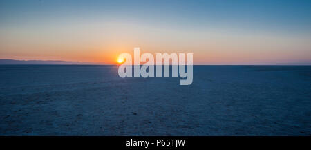 La Tunisie. Le lever du soleil sur le lac salé d'El Jerid. Banque D'Images