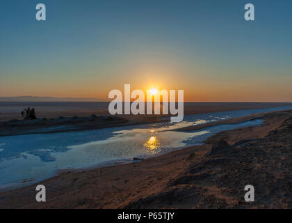 La Tunisie. Le lever du soleil sur le lac salé d'El Jerid. Banque D'Images