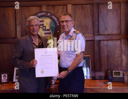 Le Capitaine James Jenkins, chef d'état-major de la Garde côtière 14ème arrondissement, pose avec Ray bientôt, le chef de cabinet pour le maire d'Honolulu Kirk Caldwell, après avoir signé une proclamation de la Semaine nationale de la sécurité nautique à Honolulu Hale, le 9 mai 2016. La proclamation reconnaît l'enjeu permanent de la sécurité nautique. La Semaine nationale de la sécurité nautique se déroulera du 21 au 27 mai et est une initiative annuelle parrainée par la Garde côtière et de la Garde côtière auxiliaire canadienne de sensibilisation et d'encourager la sécurité nautique. (U.S. Photos de la Garde côtière par Seaman Jack Mayers/libérés) Banque D'Images