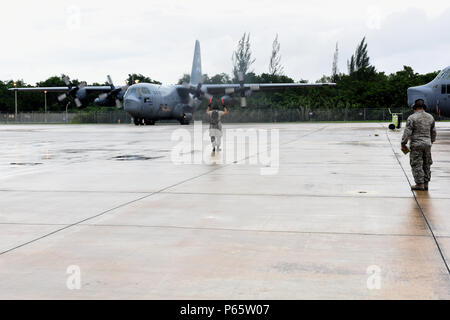 Les cadres supérieurs de l'US Air Force Airman Victor Melendez, 156e Escadron de maintenance des aéronefs de l'entretien de l'espace aérien, un compagnon maréchaux Porto Rico Air National Guard WC-130 Hercules sur la base de la Garde nationale aérienne Muñiz, Carolina, Puerto Rico, le 30 avril. Sous la supervision du sergent-chef. Jose F. Rodriguez-Correa, 156e Groupe Maintenance inspecteur d'assurance qualité, Melendez a terminé le plan d'ouragan de catégorie 5 au cours d'un exercice évaluation menée par le 156e Wing Équipe d'inspection. (U.S. Air National Guard photo de Tech. Le Sgt. Efraín Sánchez) Banque D'Images