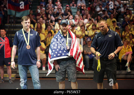 U.s. Air Force Tech Sgt. Benjamin Koren, de l'Armée de Sgt. Première classe (ret.) Joshua Lindstrom et vétéran de l'Armée de Robbie Gaupp(représenté par Marine Veteran Clayton McDaniel), recevoir une médaille de bronze pour l'équipe des États-Unis à l'Invictus 2016 Jeux. Ils sont trois des 115 lieux d'actifs et anciens athlètes représentant l'équipe des Etats-Unis au cours de l'Invictus de 2010 à Orlando, Floride, du 8 au 12 mai. Invictus Games, un tournoi sportif adapté des blessés, des malades et des blessés militaires et anciens combattants, dispose d'environ 500 athlètes militaires de 15 pays en compétition de tir à l'arc, randonnée à vélo, l'aviron Banque D'Images